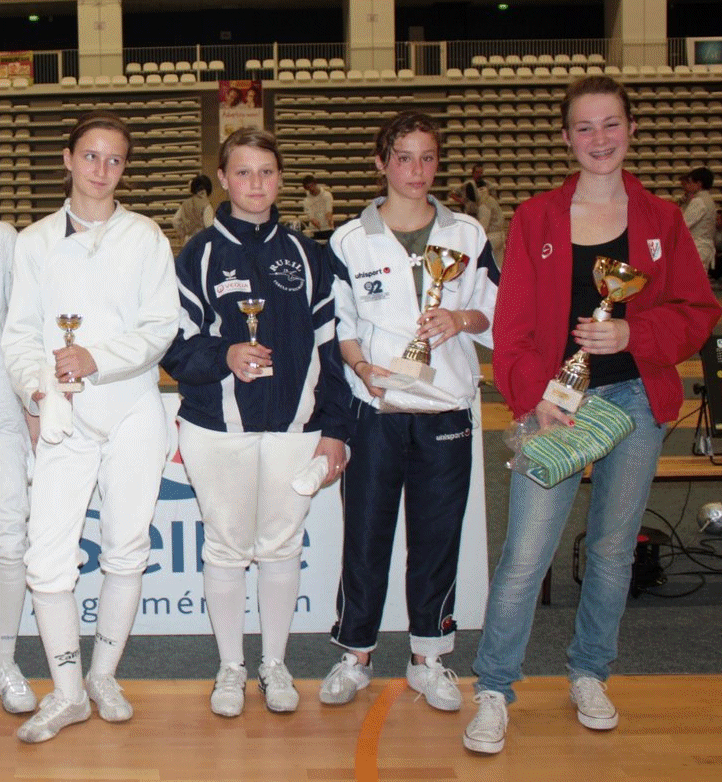 Clémence BENATAR (2ème à droite), vice championne des Hauts-de-Seine 2009